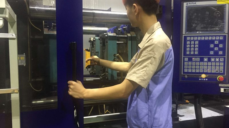 拉伸模具模芯材质SKD11与DC53：材质特性与选型考量